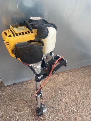 Motor fueraborda amarillo