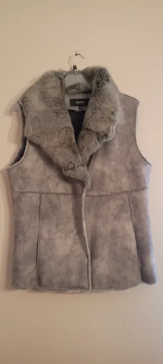Chaleco gris con cuello piel. Talla 44