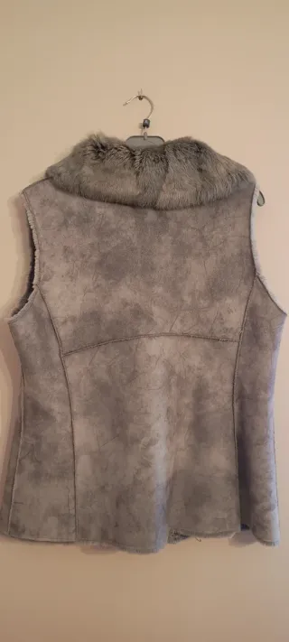 Chaleco gris con cuello piel. Talla 44