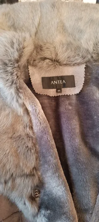 Chaleco gris con cuello piel. Talla 44