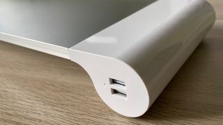 Soporte Monitor con Puertos USB