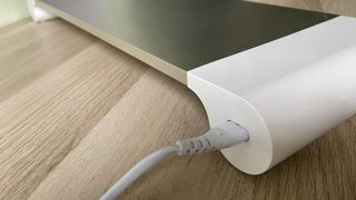 Soporte Monitor con Puertos USB