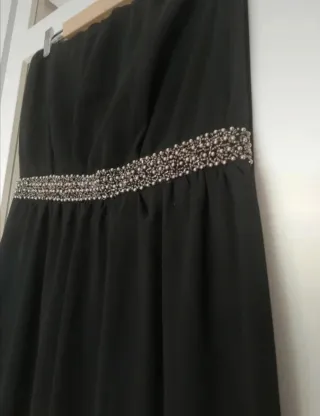 Vestido de fiesta negro con pedrería