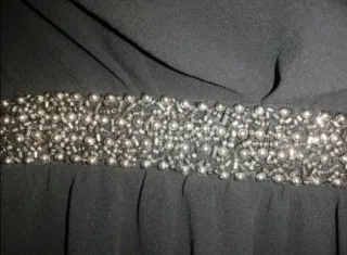 Vestido de fiesta negro con pedrería