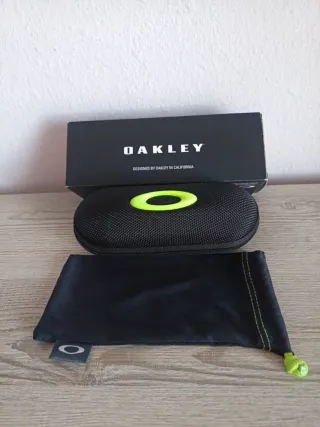 Estuche Oakley Negro y Verde