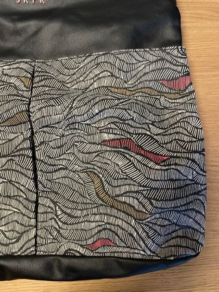 Mochila SKFK negra y multicolor