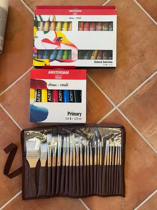 Pinturas acrílicas Amsterdam y pinceles