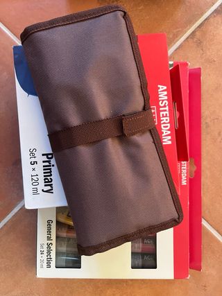 Pinturas acrílicas Amsterdam y pinceles