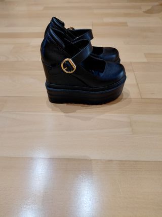 Zapatos de plataforma negros con hebilla
