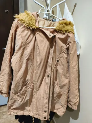 Chaqueta mujer beige con capucha