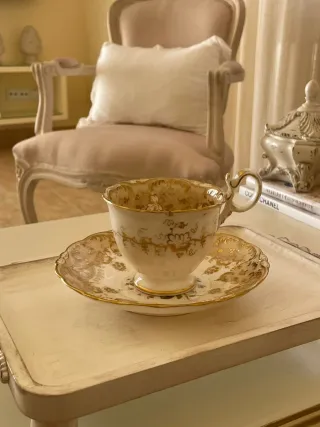 Taza de café antigua con plato