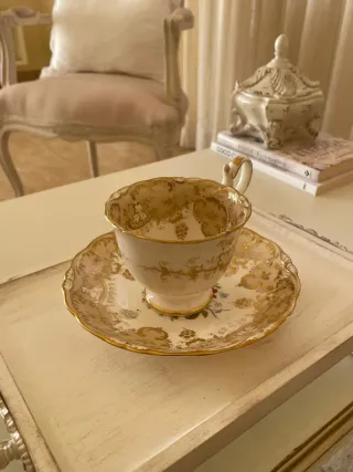 Taza de café antigua con plato