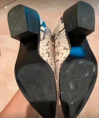 Botines efecto piel serpiente talla 38.