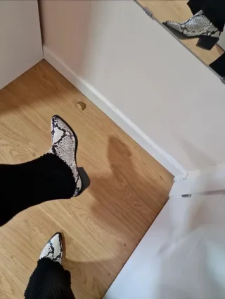 Botines efecto piel serpiente talla 38.