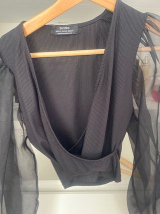 Top Bershka negro mangas transparentes