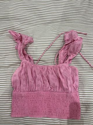 Top rosa Stradivarius con volantes