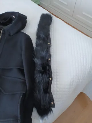 Chaquetón negro con capucha y pelo se quita el pel