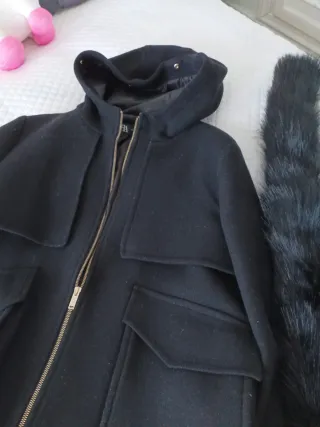 Chaquetón negro con capucha y pelo se quita el pel