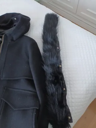Chaquetón negro con capucha y pelo se quita el pel