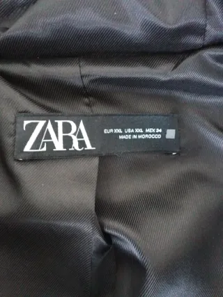 Chaquetón negro con capucha y pelo se quita el pel