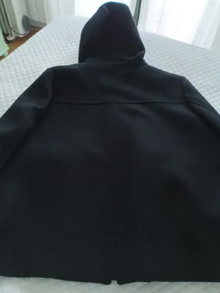 Chaquetón negro con capucha y pelo se quita el pel