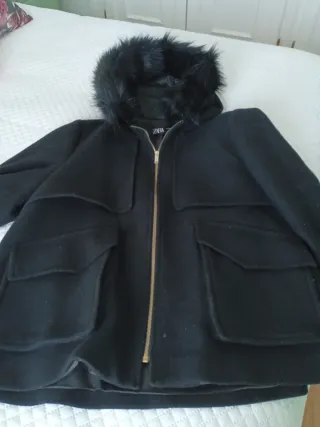Chaquetón negro con capucha y pelo se quita el pel