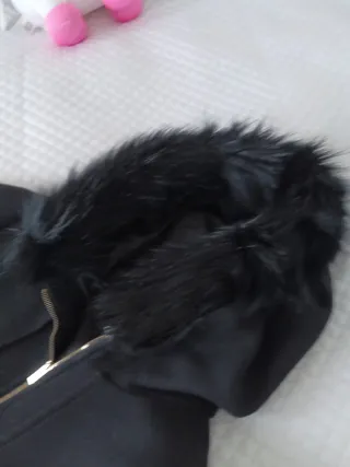 Chaquetón negro con capucha y pelo se quita el pel