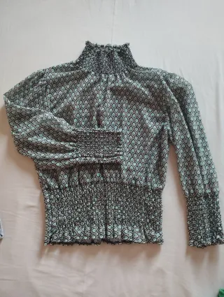 Blusa fruncida estampada verde.