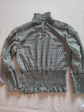 Blusa fruncida estampada verde.