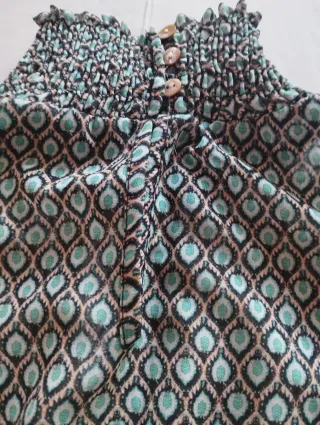 Blusa fruncida estampada verde.