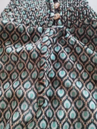 Blusa fruncida estampada verde.