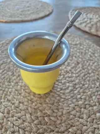 Taza de mate amarilla con bombilla
