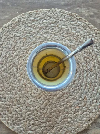 Taza de mate amarilla con bombilla