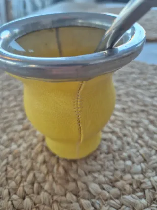 Taza de mate amarilla con bombilla