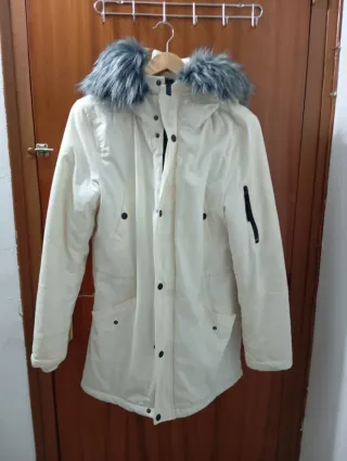 Abrigo blanco con capucha y pelo