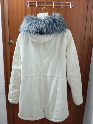 Abrigo blanco con capucha y pelo