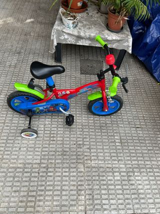 Bicicleta infantil roja y azul