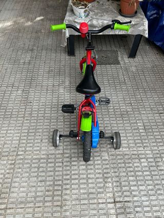 Bicicleta infantil roja y azul
