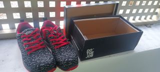 Zapatos de seguridad negros y rojos sin usar