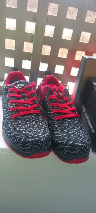 Zapatos de seguridad negros y rojos sin usar