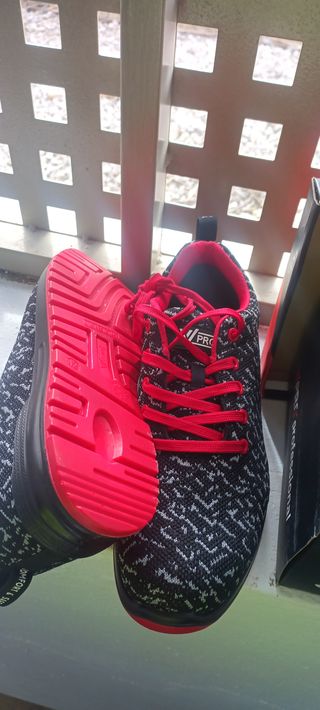 Zapatos de seguridad negros y rojos sin usar