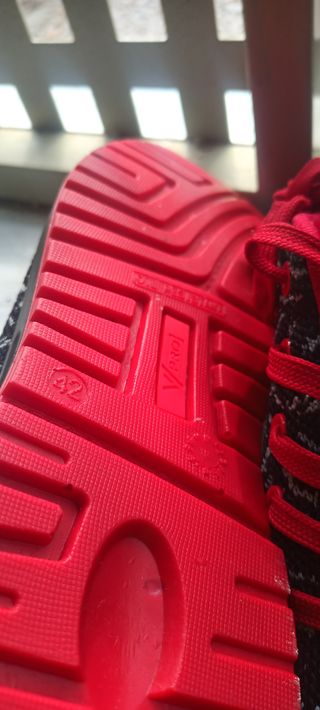 Zapatos de seguridad negros y rojos sin usar