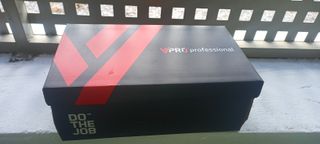 Zapatos de seguridad negros y rojos sin usar