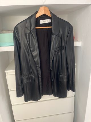 Chaqueta polipiel Bershka negra