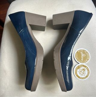 Tacones charol azul . Talla 37, marca Yokana