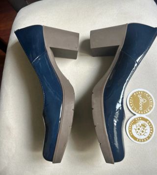 Tacones charol azul . Talla 37, marca Yokana