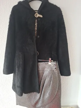 Conjunto fiesta falda plateada y abrigo negro