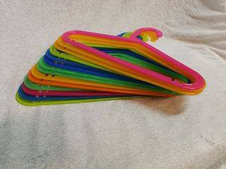 Perchas infantiles de plástico multicolor