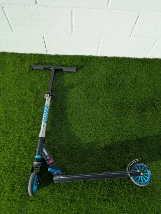 Patinete Oxelo azul y negro