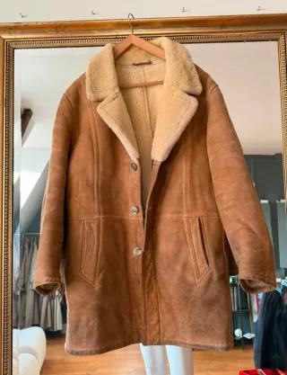 Abrigo de piel de cordero y lana. Muy calentito y